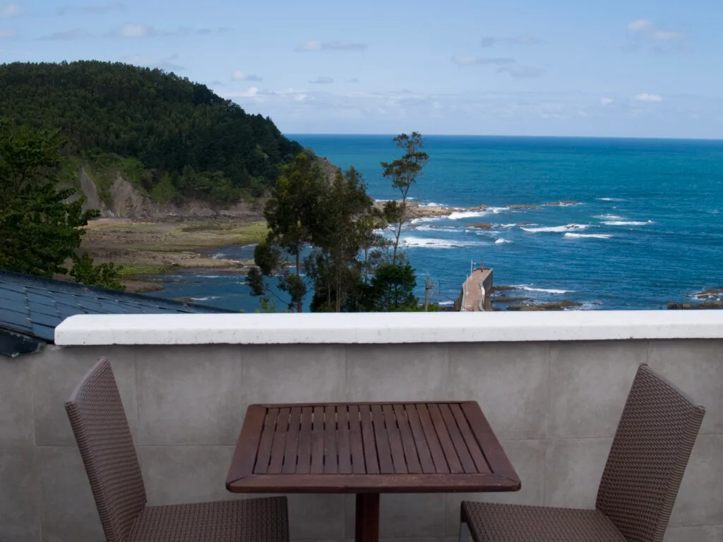Terraza privada con vistas al mar Cantábrico en Hotel Arresi