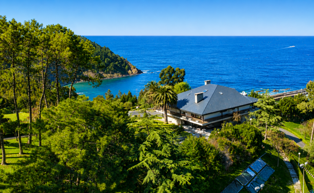 Vista aérea del Hotel Arresi junto al mar Cantábrico en Armintza, rodeado de monte y jardín