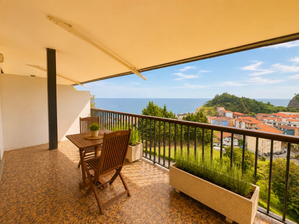 Terraza privada de una habitación del Hotel Arresi con vistas a Armintza y al mar Cantábrico
