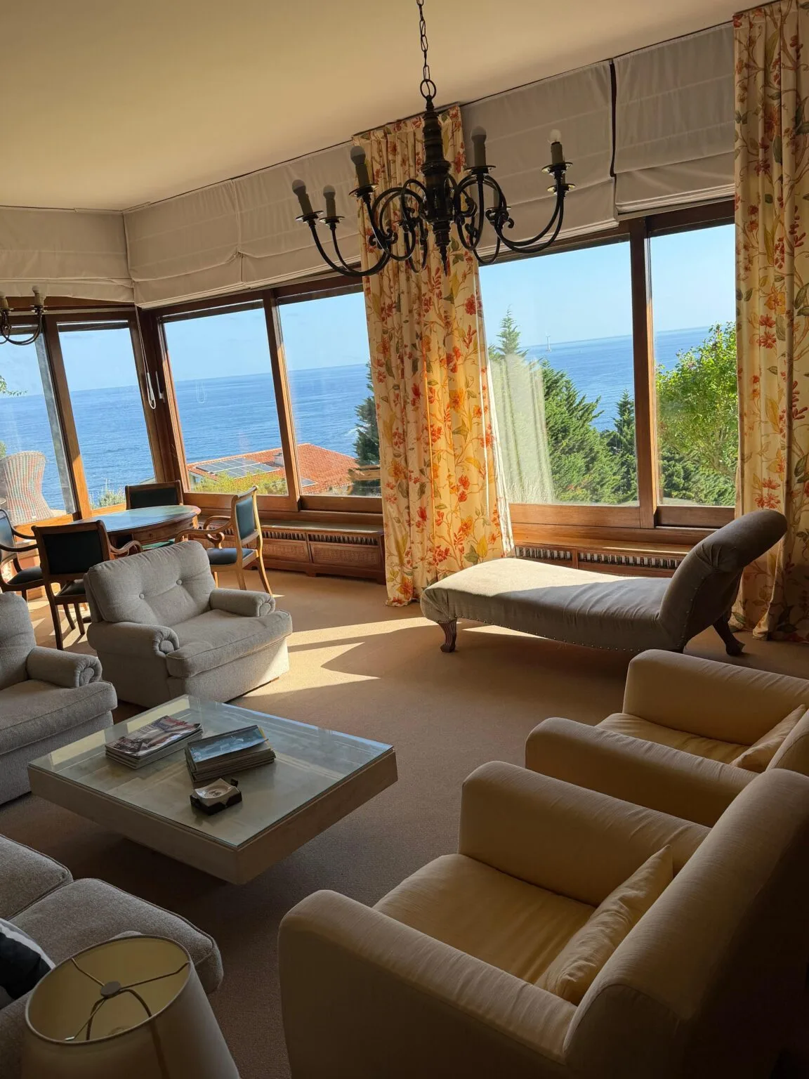 Salón privado del Hotel Arresi con vistas al mar para reuniones de empresa
